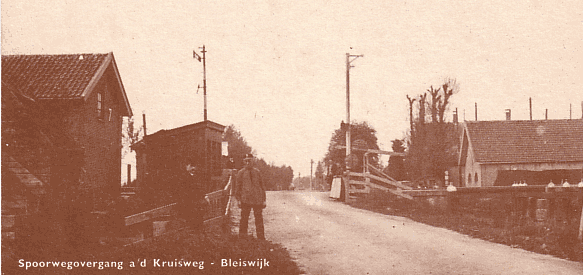 Spoorwegovergang, Foto vanaf  Bleiswijk genomen. (1920)